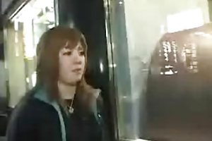 Κοπέλα στο πετρέλαιο παίζει μαλάκας ο φίλος της και να απλώνει τα πόδια για καυτό σεξ