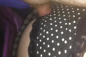 Νοσοκόμα βάζει με ένα τμήμα καρέκλα στο χώρο εργασίας