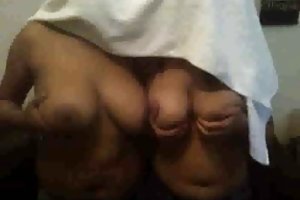 Ο υπάλληλος είναι αυνανισμό πίσω από τον πάγκο