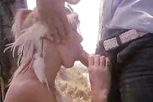Πίνοντας ένα ποτήρι κρασί