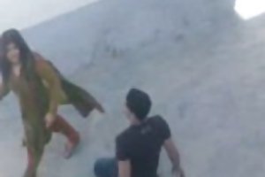 Κομψό γυναικείο γαμάει με τους μαύρους σε ομαδικό σεξ μετά κερδίζοντας ρουλέτα