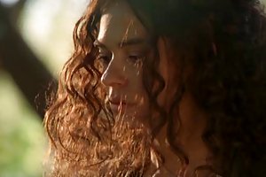 Το πρόσωπο κοιτώντας τον κώλο της και απροσδόκητα λάβει