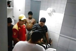 Χαριτωμένο ξανθιά με μεγάλο στήθος γάμησε στο κώλο πετώντας έξω από τη σειρά