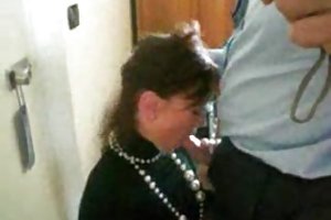 Ο ιδιοκτήτης της επίπεδης σφυρί στο αξύριστο μουνί της ταϊλάνδης οικονόμος
