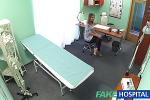 γυναίκα φτάνει σε οργασμό από το σεξ με ωμή γιατρό