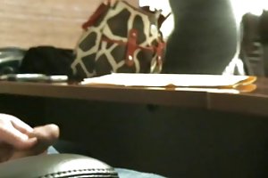 Το επιδεικτικό άνθρωπος ξύλο όμορφη ερωμένη του με τατουάζ στην κοιλιά