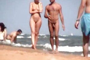 δείχνει τα βυζιά της και αρραβωνιασμένη με το νεαρό σεξ