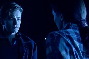 Νεαρή ξανθιά καιρό ασχολούνται με διαφυλετικό σεξ με έναν μαύρο άνδρα σε μια ημερομηνία