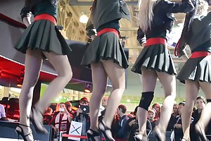 Μαμά κολλήσει το χέρι στο νεροχύτη και γιος πήρε πλεονέκτημα αυτής της