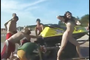 Ξανθιά σε κάλτσες γαμάει