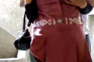 Γυναίκα τα βάζει με τον σύζυγό της σε μια νοσοκόμα κοστούμια