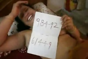 Μικρά σγουρά μαθητής πήδηξε στον πρωκτό για το φόρεμα λατέξ