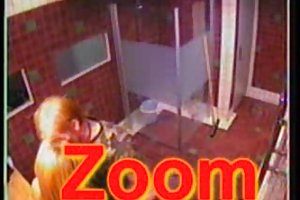 Η γκόμενα με το σχισμένο τζιν επαγγελματικά έχει μια πλούσια στούντιο