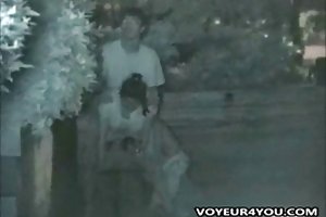 Όμορφη γκόμενα με ενθουσιασμό ρουφάει το πέος ενός αγαπημένου προσώπου
