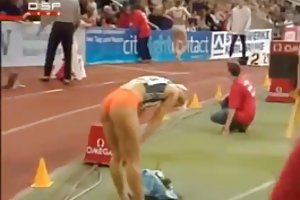 Γυναίκα κάθεται δίπλα και μοιάζει με άντρα φιλενάδα πρωκτικό
