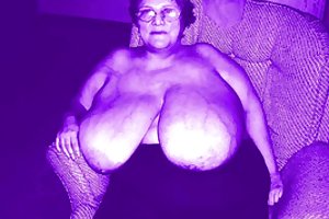 Η ξανθιά κάθισε να κατουρήσω