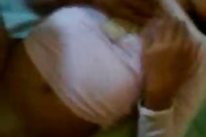 Στρατιωτικός αξιωματούχος που χτυπάει τον κώλο και πηδάει μια όμορφη κοπέλα