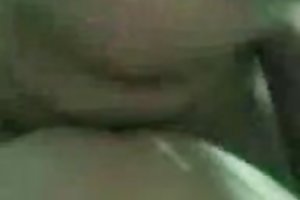 Νεαρές κοπέλες γάμα με έναν κοινό φίλο, κοντά στην πισίνα