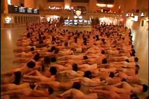 Ο τύπος που δίνει την αίσθηση του αφεντικό στο γραφείο γραφείο