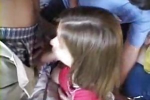 Ψηλή μελαχρινή με μεγάλα βυζιά σαγηνεύει το σεξ του γείτονα