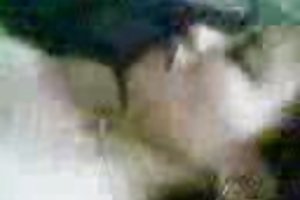 Πλούσια ξανθιά επιδίδεται σε λεσβιακό σεξ με ένα αδύνατο μαθητή