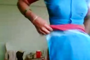 Κοπέλα νέα κάλτσες δείχνει νέες κάλτσες σκληρό πούτσο