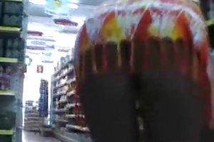 Μαύρα μαλλιά ιαπωνική γυναίκα πηδάει με δύο φίλους