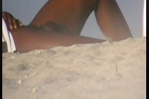 Ο νέγρος γαμάει η ξανθιά μπροστά στον άντρα της