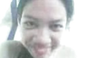 Χαριτωμένο ξανθιά χτυπούσαν από μασέρ στον καναπέ