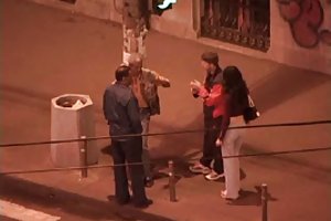 Ο τύπος γαμάει γκόμενα με τους φίλους της σε ομαδικό σεξ