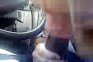 Ο τύπος δίνει στο κορίτσι ένα πουλί στο στόμα της και πηδάει στα καλύτερά τους στην καμπίνα του λεωφορείου