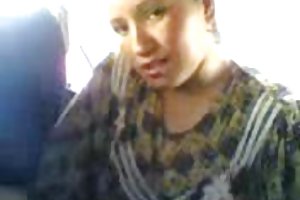 Έπαιξε στο δρόμο κοντά στο τοίχο από τούβλα