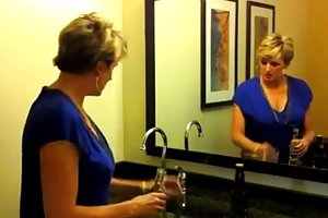 Το χέρι στην ώριμη μουνί