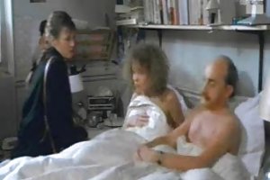 Κορίτσι σε κάλτσες παίρνει ευχαρίστηση από τον αυνανισμό