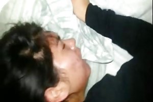 Λεπτή μελαχρινή από τρελό σεξ με αξύριστος τύπος