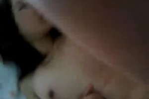 Σύζυγος χτυπάει μια εύθραυστη μελαχρινή σε όλες τις πόζες δουλειά