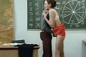 Χαριτωμένο ξανθιά δείχνει το πετώντας πράκτορας γνώση του σεξ
