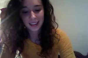 Διοπτροφόρος φοιτητής με τον τύπο στο κοινό στο τραπέζι