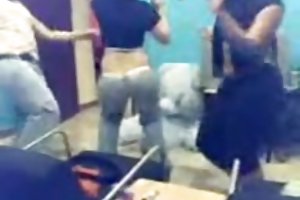 Σκύλα σε κοντή φούστα