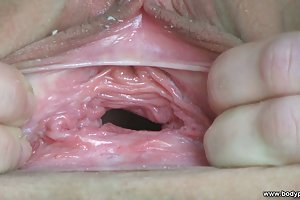 επιλέγει την κοπέλα του