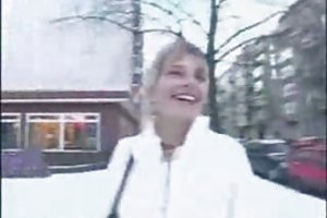 Ο άνθρωπος μυστήριο περίπου έσκισε την πανέμορφη σε ένα εγκαταλελειμμένο σπίτι