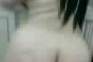 Ένας γενειοφόρος άνδρας περίπου διάολο λάθος γυναίκα καρκίνο