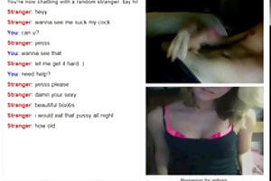 Χαριτωμένο ασχολείται με μια διαφορετική σεξ στον καναπέ