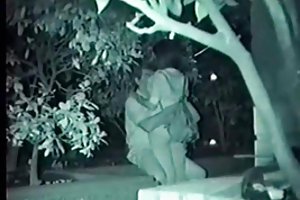 Φίλε κτυπήματα όμορφη κοπέλα στον κώλο