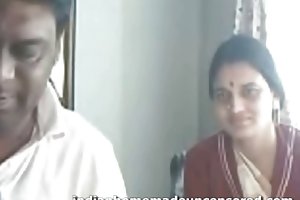 Θηλή παίρνει στο στόμα της το σπέρμα από μπισκότο