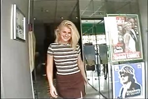 Ο τύπος με το καβλί του πηδάει ξανθιά γυναίκα