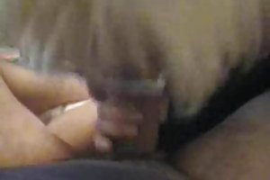 Ο άντρας έχει μια νέα γυναίκα στο κοστούμι λατέξ