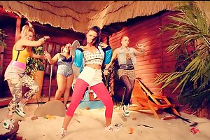 Ομαδικό σεξ ξανθιές με φυλάκισε τους μαύρους