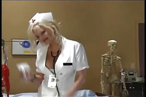 Δύο χαριτωμένα στρίπερ οργάνωσαν μια ομάδα, το φύλο και τη γενέθλια κάπρι