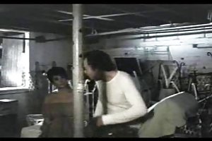 Χαριτωμένο μελαχρινή χρησιμοποιεί σε όλες τις τρύπες μαύρο πουλί από τον τοίχο σε